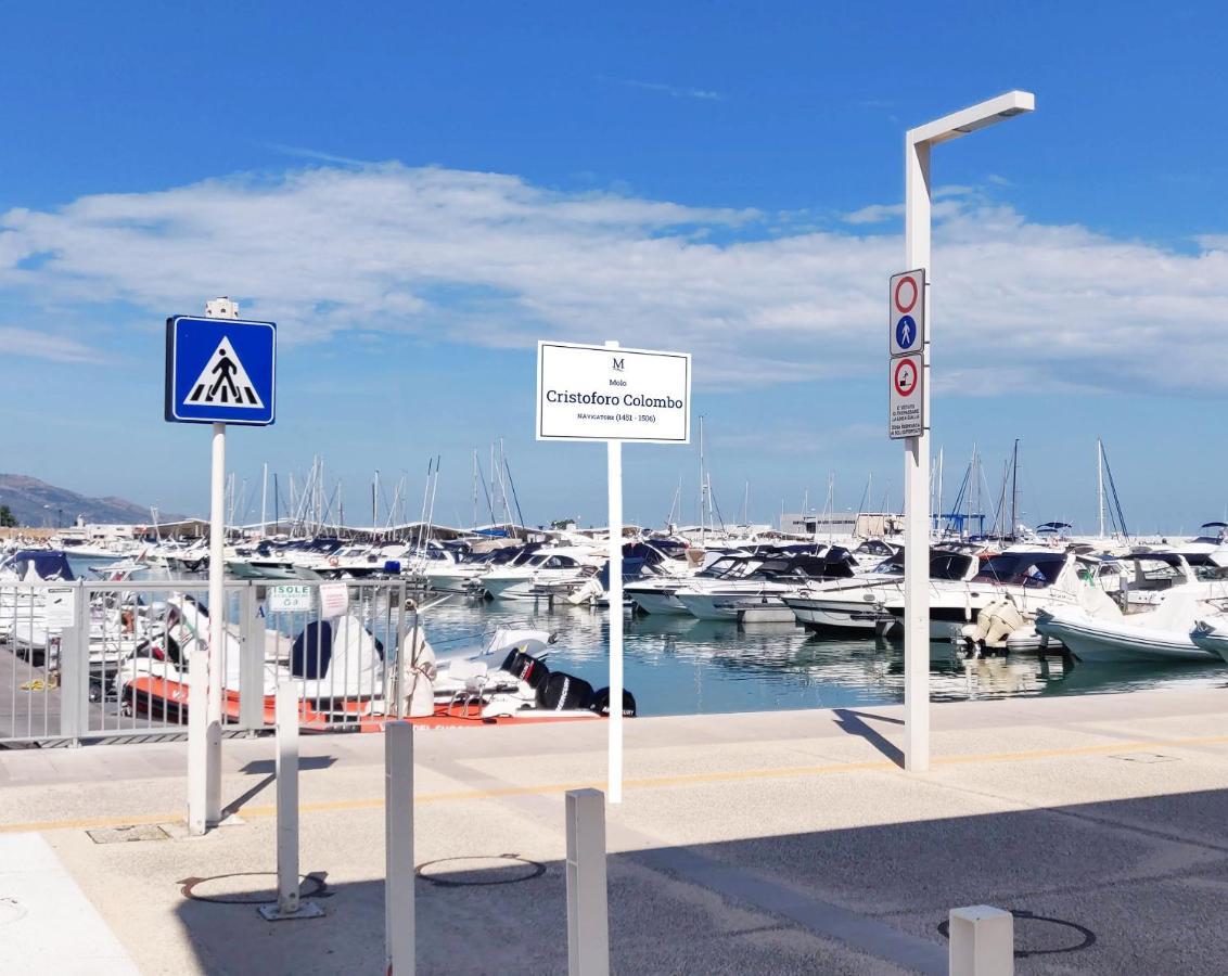 Marina Del Gargano Houseboat Hotel มันเฟรโดเนีย ภายนอก รูปภาพ