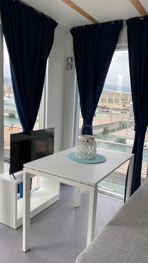 Marina Del Gargano Houseboat Hotel มันเฟรโดเนีย ภายนอก รูปภาพ