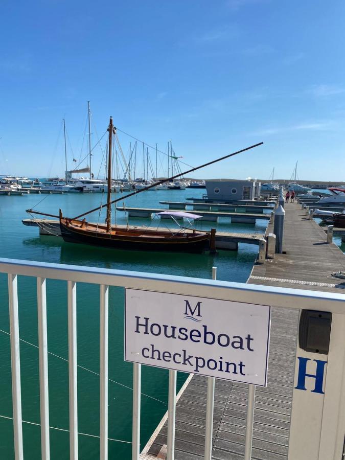 Marina Del Gargano Houseboat Hotel มันเฟรโดเนีย ภายนอก รูปภาพ