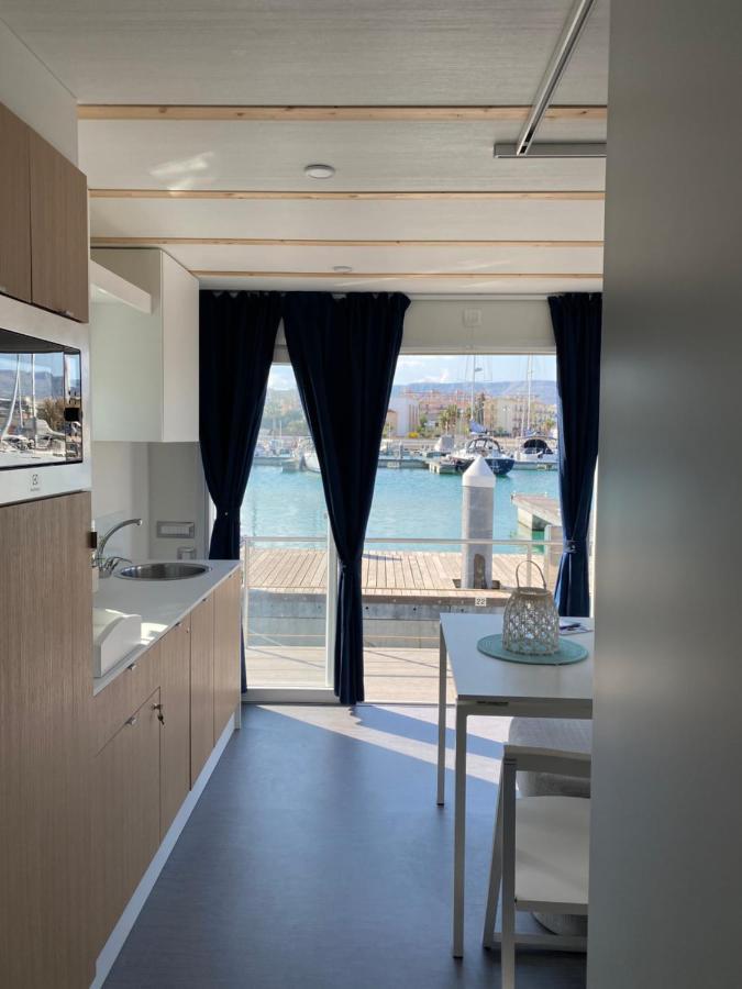 Marina Del Gargano Houseboat Hotel มันเฟรโดเนีย ภายนอก รูปภาพ