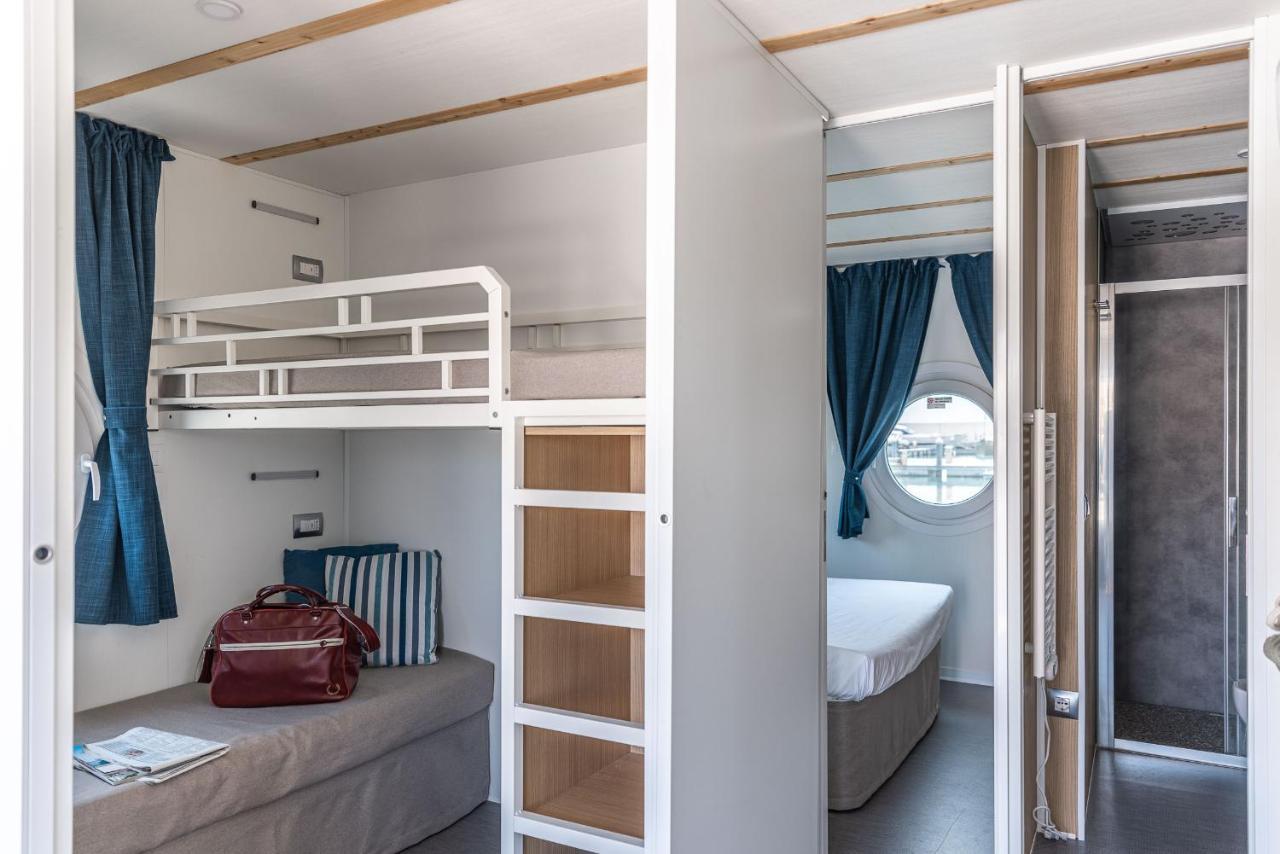 Marina Del Gargano Houseboat Hotel มันเฟรโดเนีย ภายนอก รูปภาพ