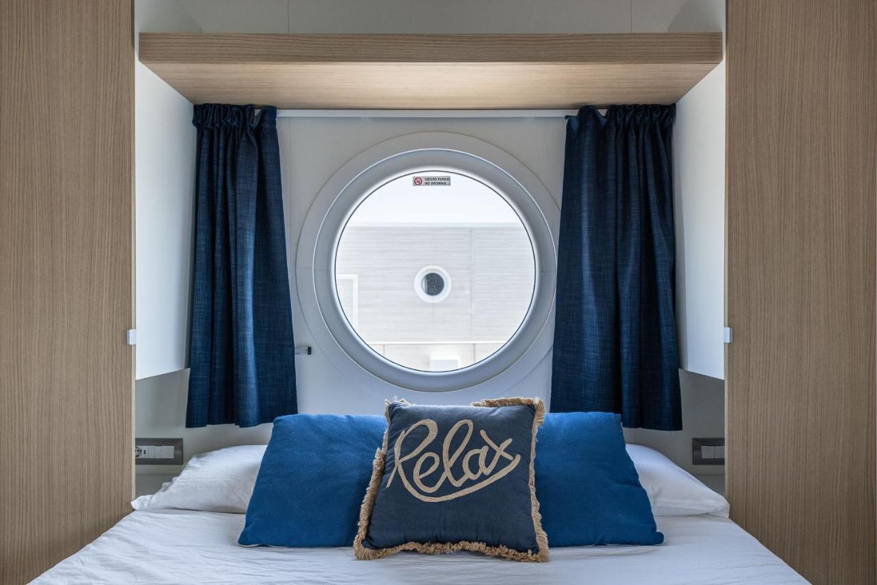 Marina Del Gargano Houseboat Hotel มันเฟรโดเนีย ภายนอก รูปภาพ