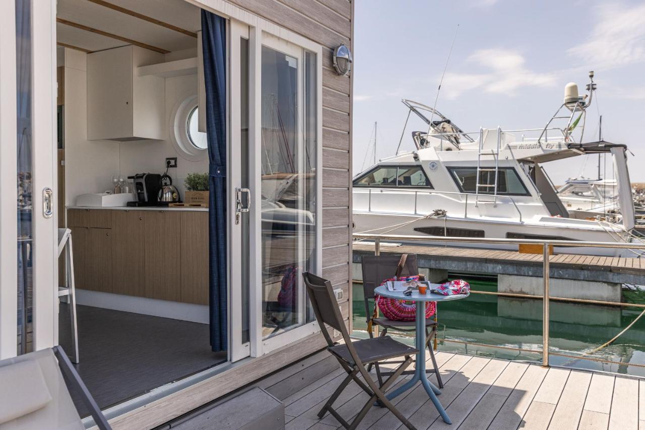 Marina Del Gargano Houseboat Hotel มันเฟรโดเนีย ภายนอก รูปภาพ