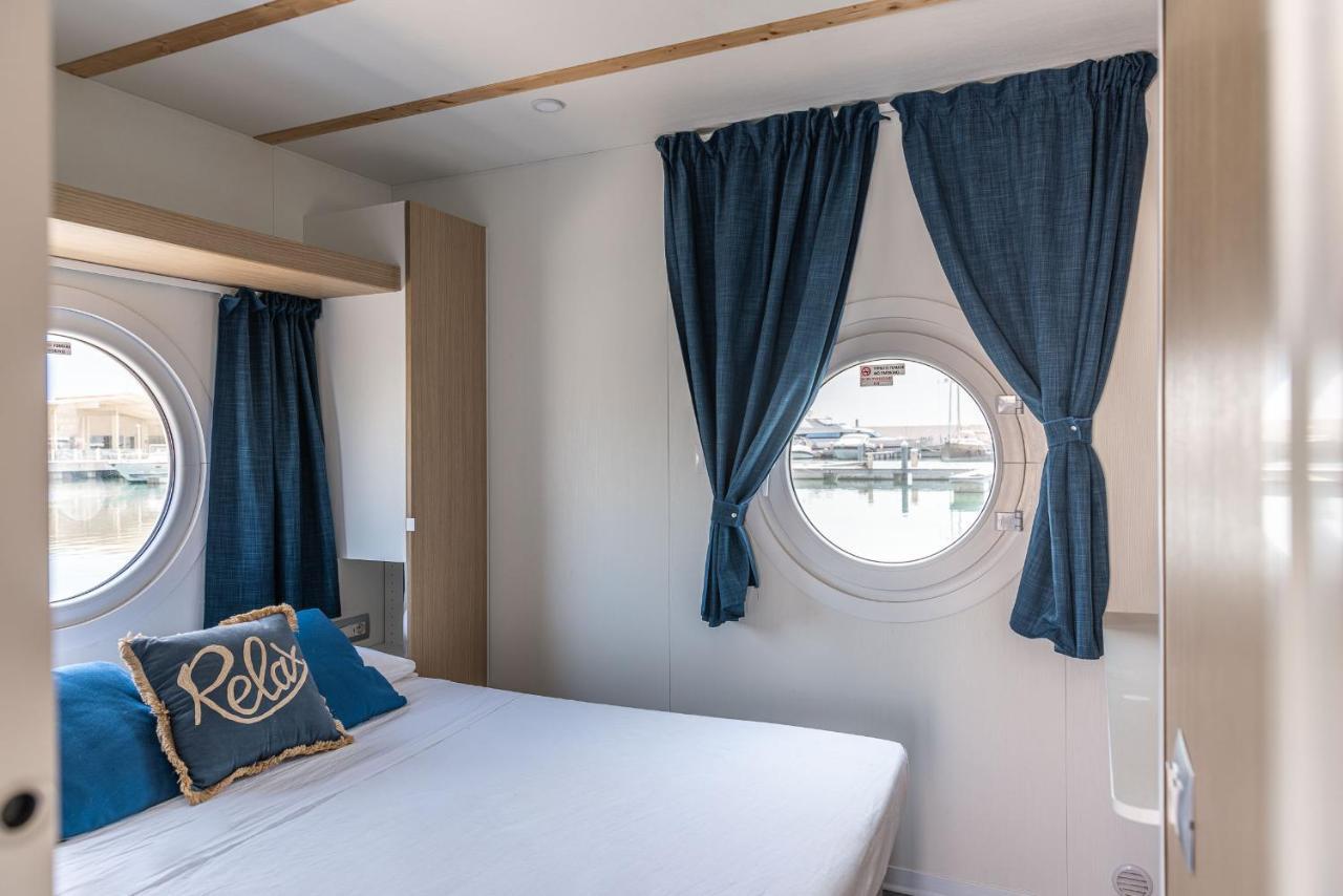 Marina Del Gargano Houseboat Hotel มันเฟรโดเนีย ภายนอก รูปภาพ