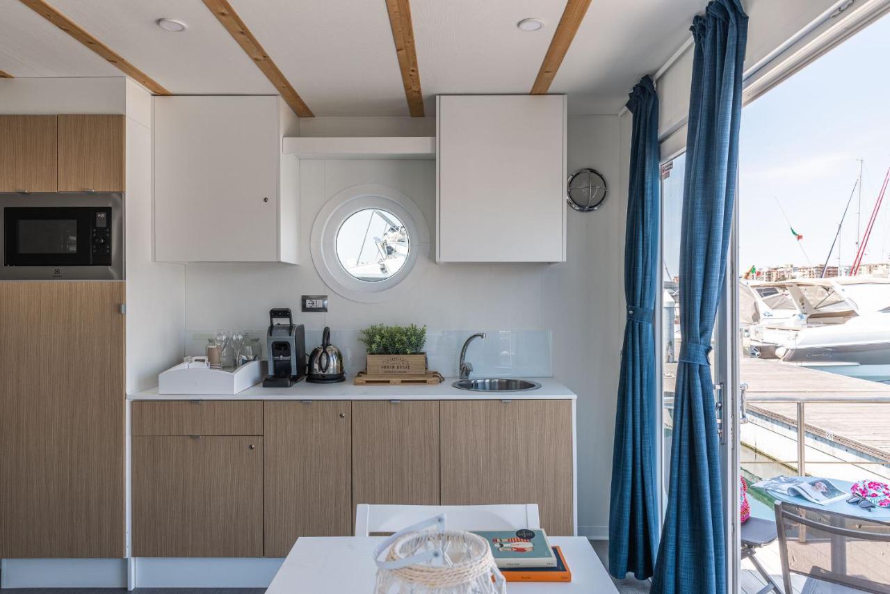 Marina Del Gargano Houseboat Hotel มันเฟรโดเนีย ภายนอก รูปภาพ