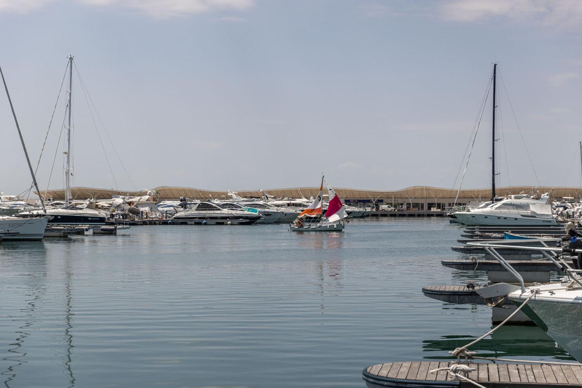 Marina Del Gargano Houseboat Hotel มันเฟรโดเนีย ภายนอก รูปภาพ