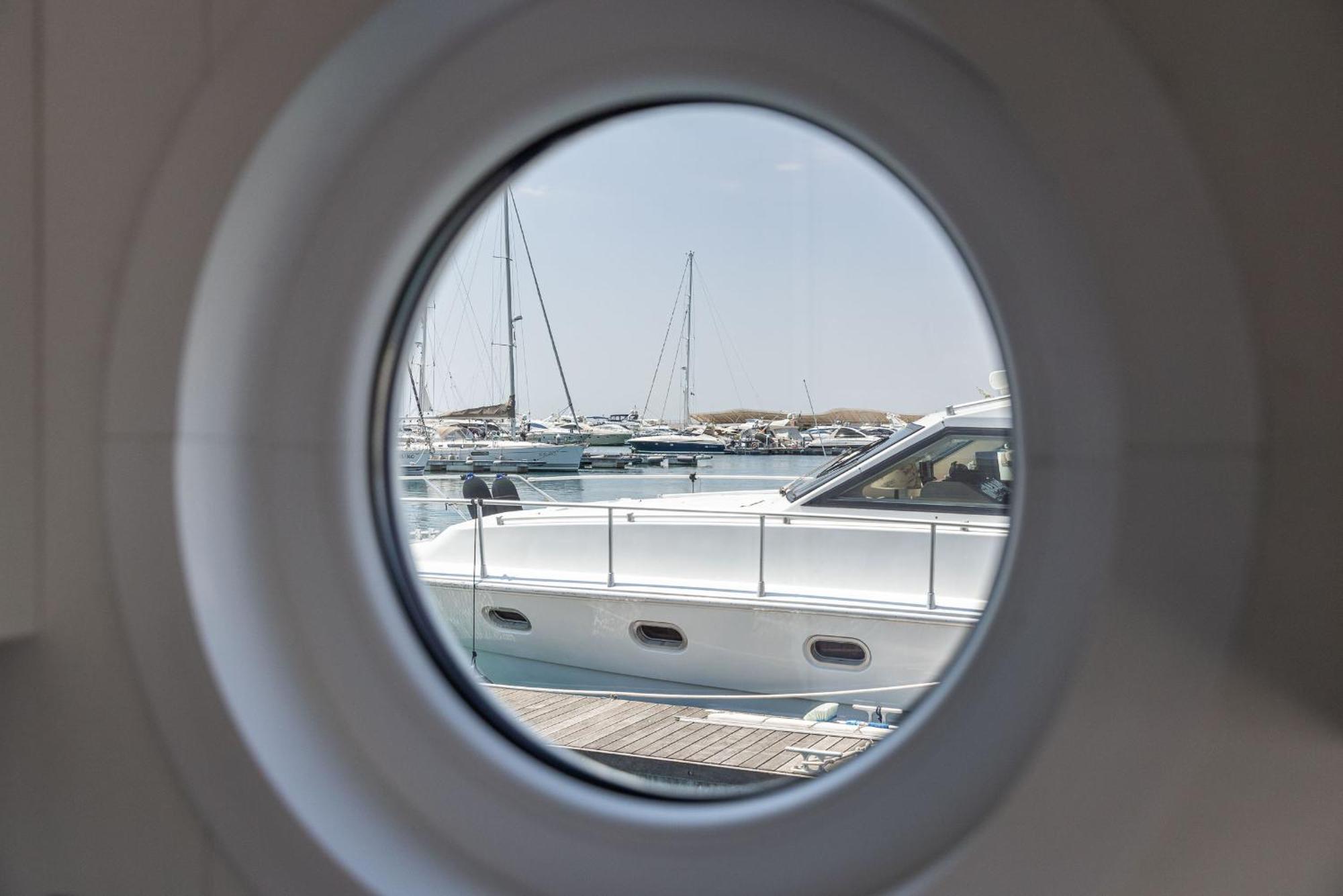 Marina Del Gargano Houseboat Hotel มันเฟรโดเนีย ภายนอก รูปภาพ