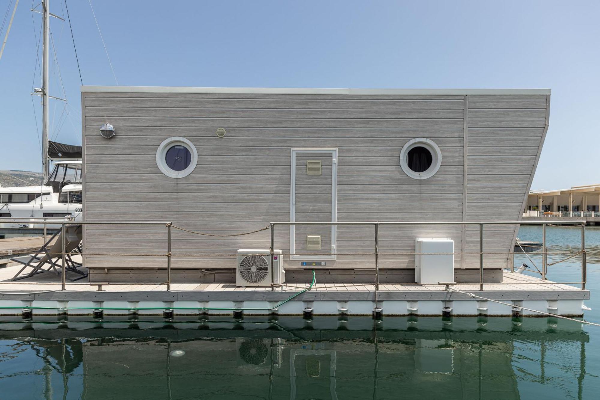 Marina Del Gargano Houseboat Hotel มันเฟรโดเนีย ภายนอก รูปภาพ