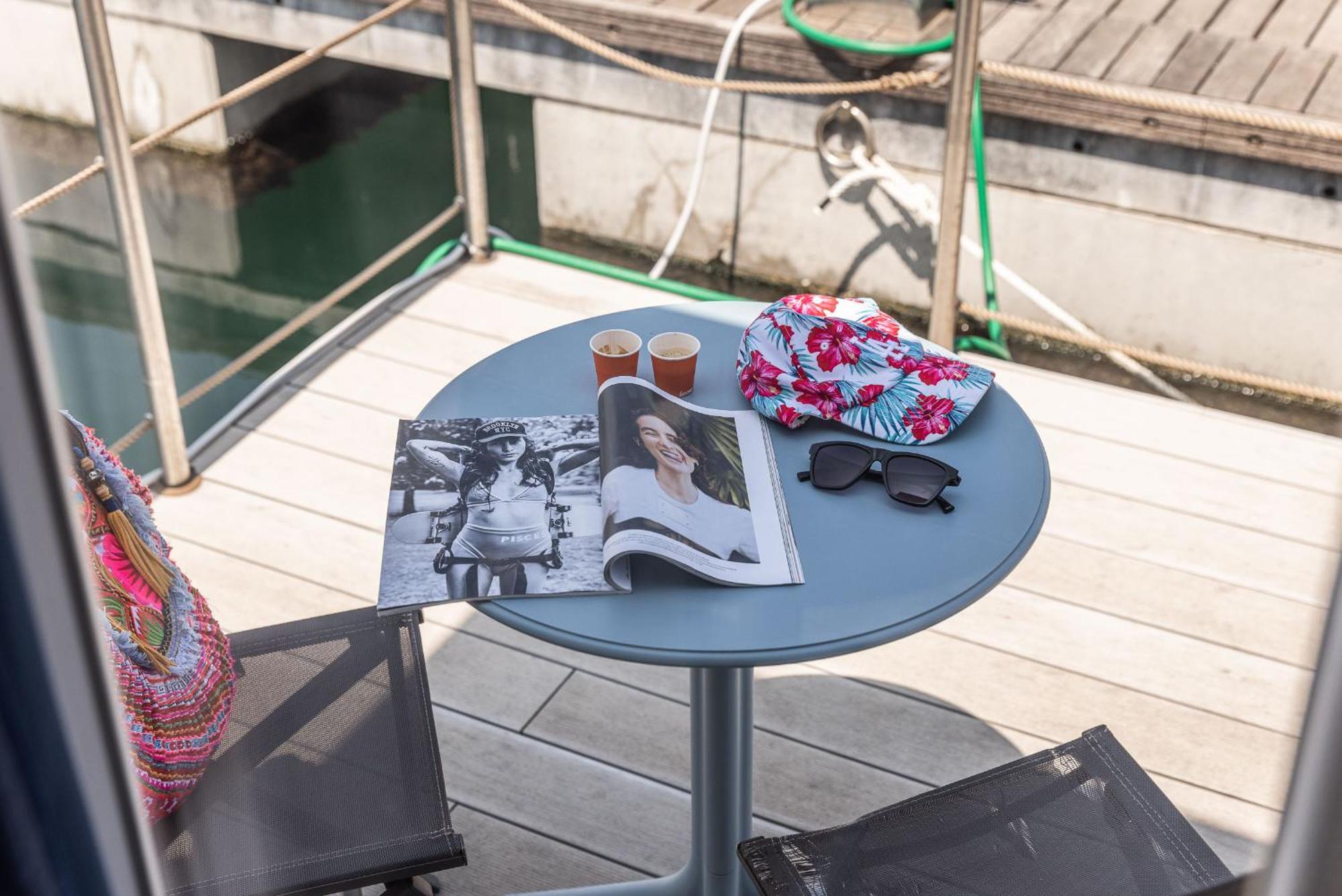 Marina Del Gargano Houseboat Hotel มันเฟรโดเนีย ภายนอก รูปภาพ