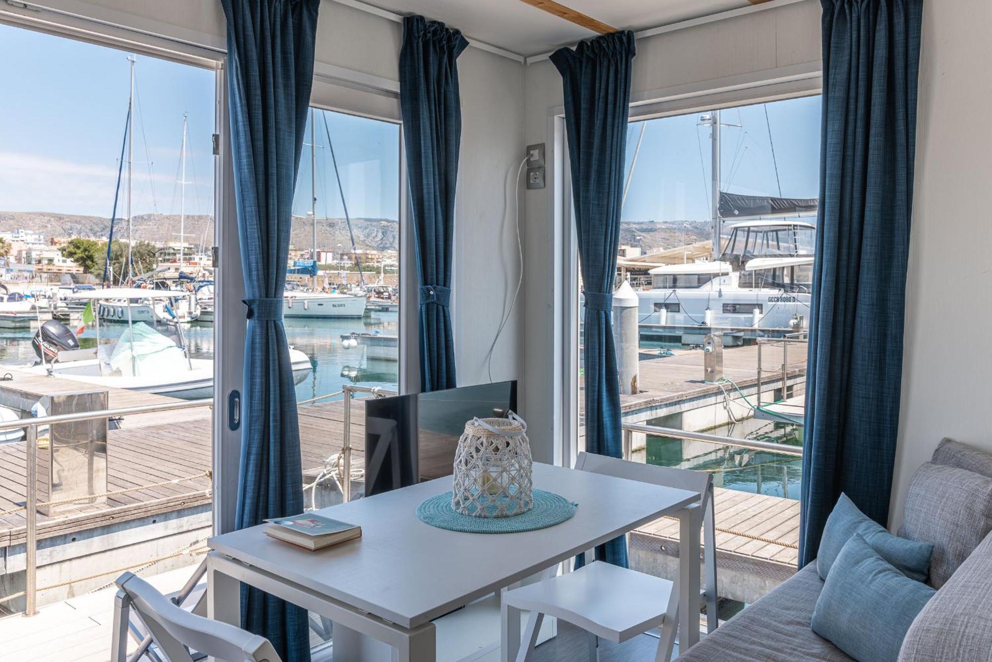 Marina Del Gargano Houseboat Hotel มันเฟรโดเนีย ภายนอก รูปภาพ
