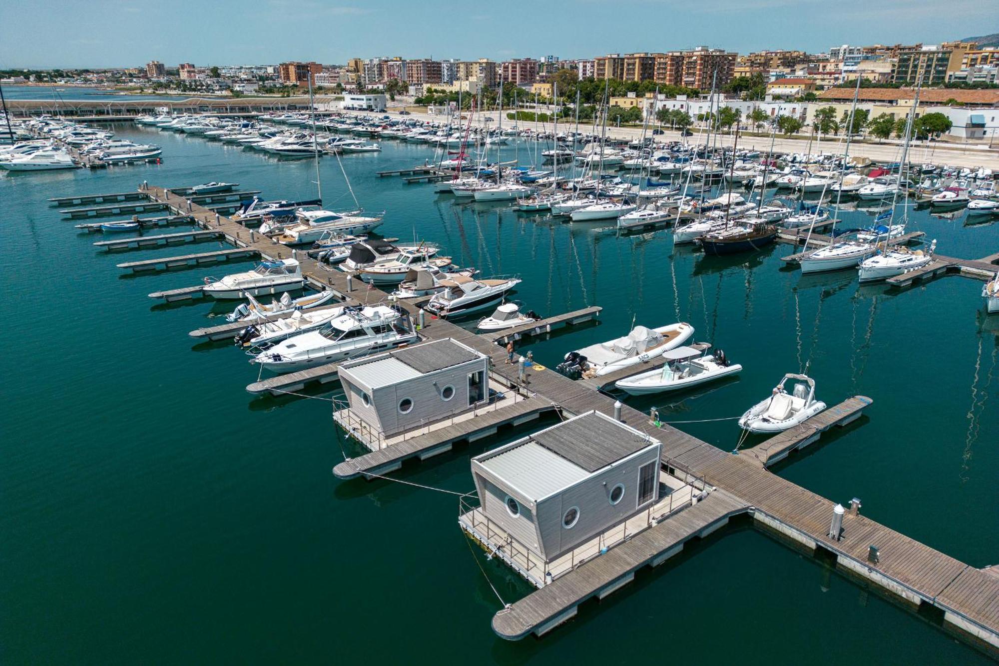 Marina Del Gargano Houseboat Hotel มันเฟรโดเนีย ภายนอก รูปภาพ