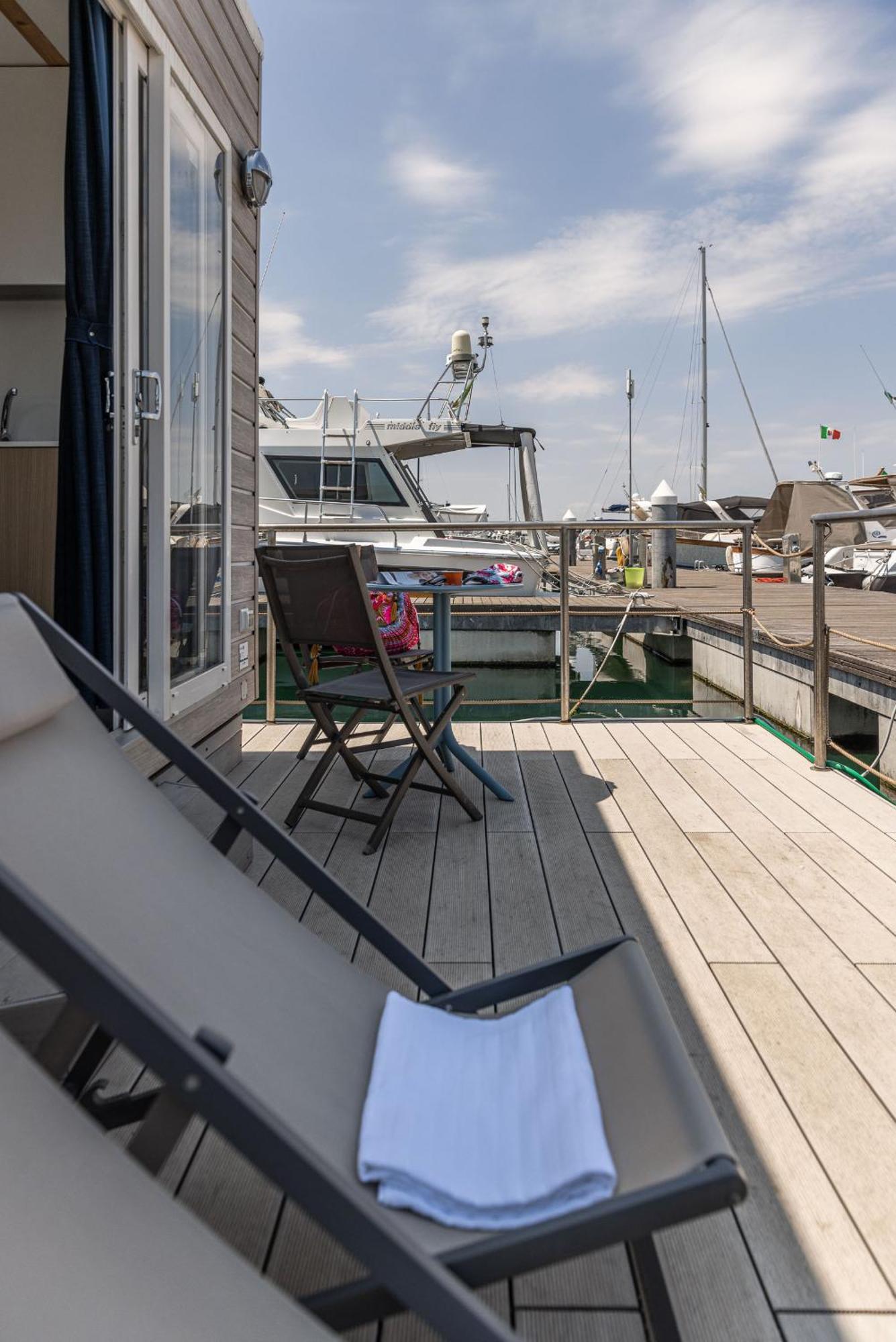 Marina Del Gargano Houseboat Hotel มันเฟรโดเนีย ภายนอก รูปภาพ
