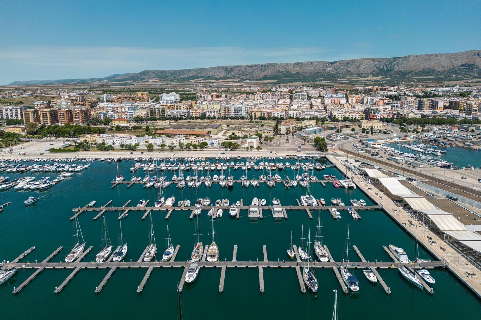 Marina Del Gargano Houseboat Hotel มันเฟรโดเนีย ภายนอก รูปภาพ