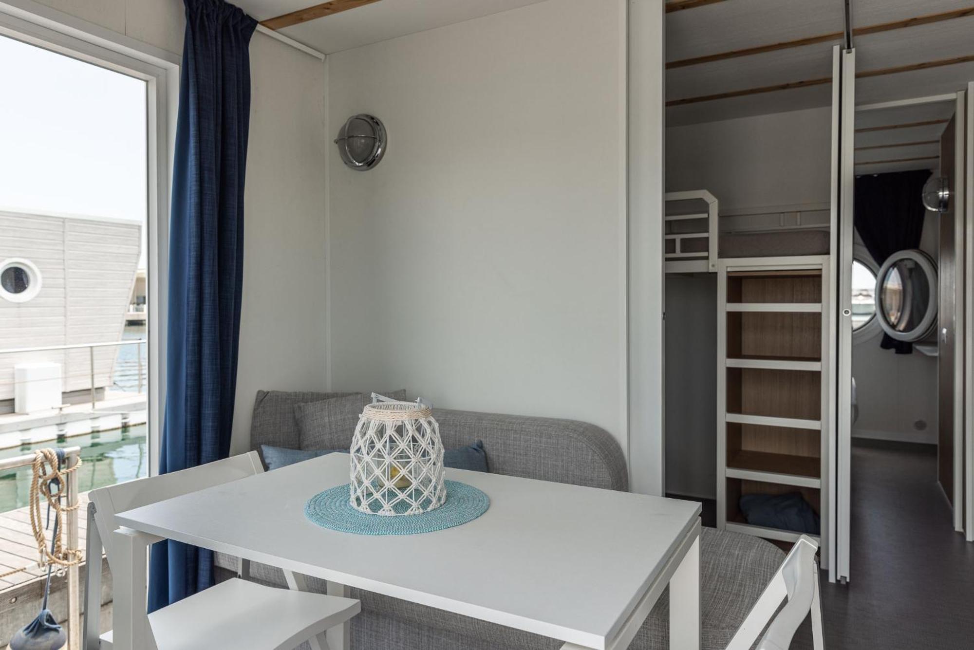 Marina Del Gargano Houseboat Hotel มันเฟรโดเนีย ภายนอก รูปภาพ