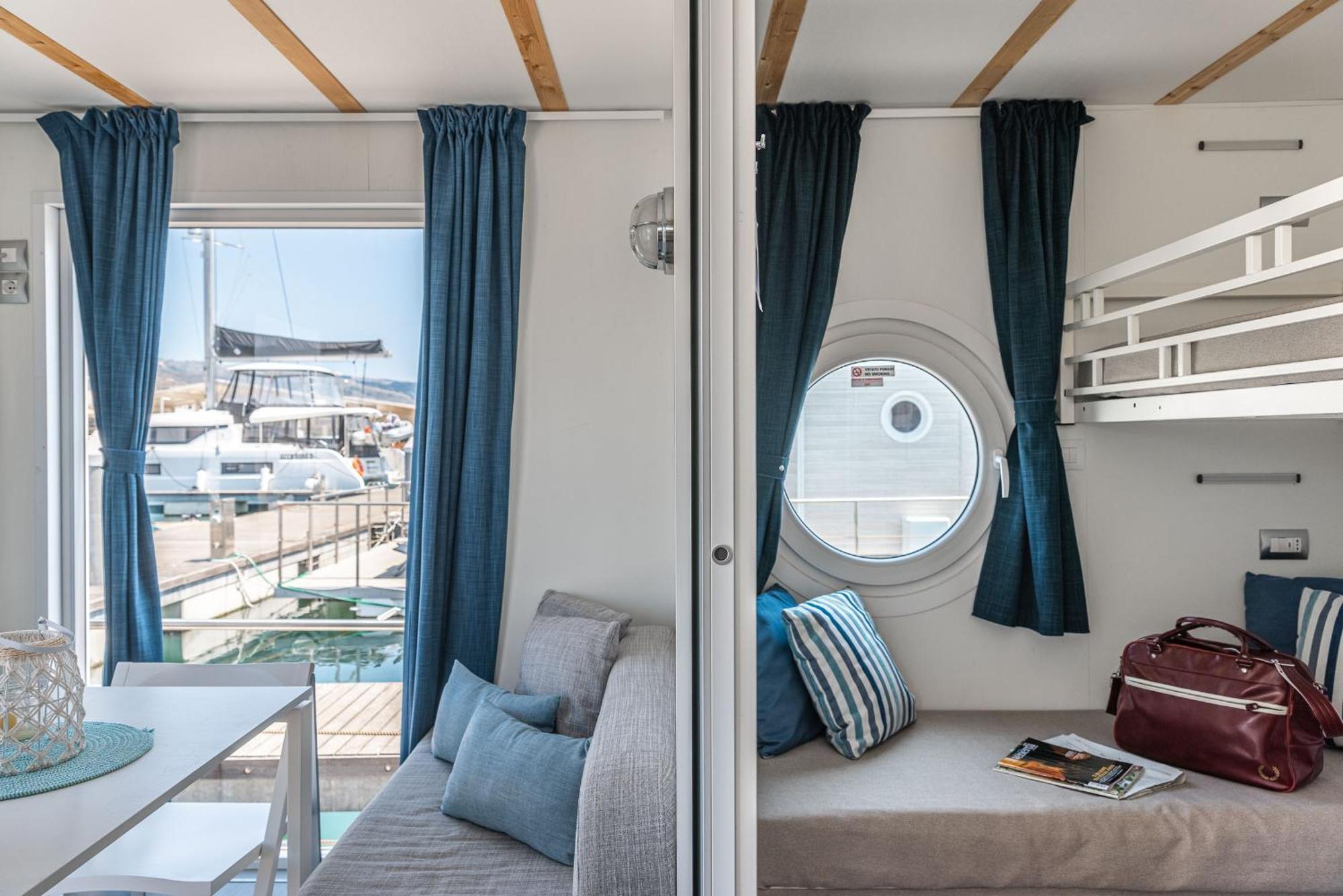Marina Del Gargano Houseboat Hotel มันเฟรโดเนีย ภายนอก รูปภาพ