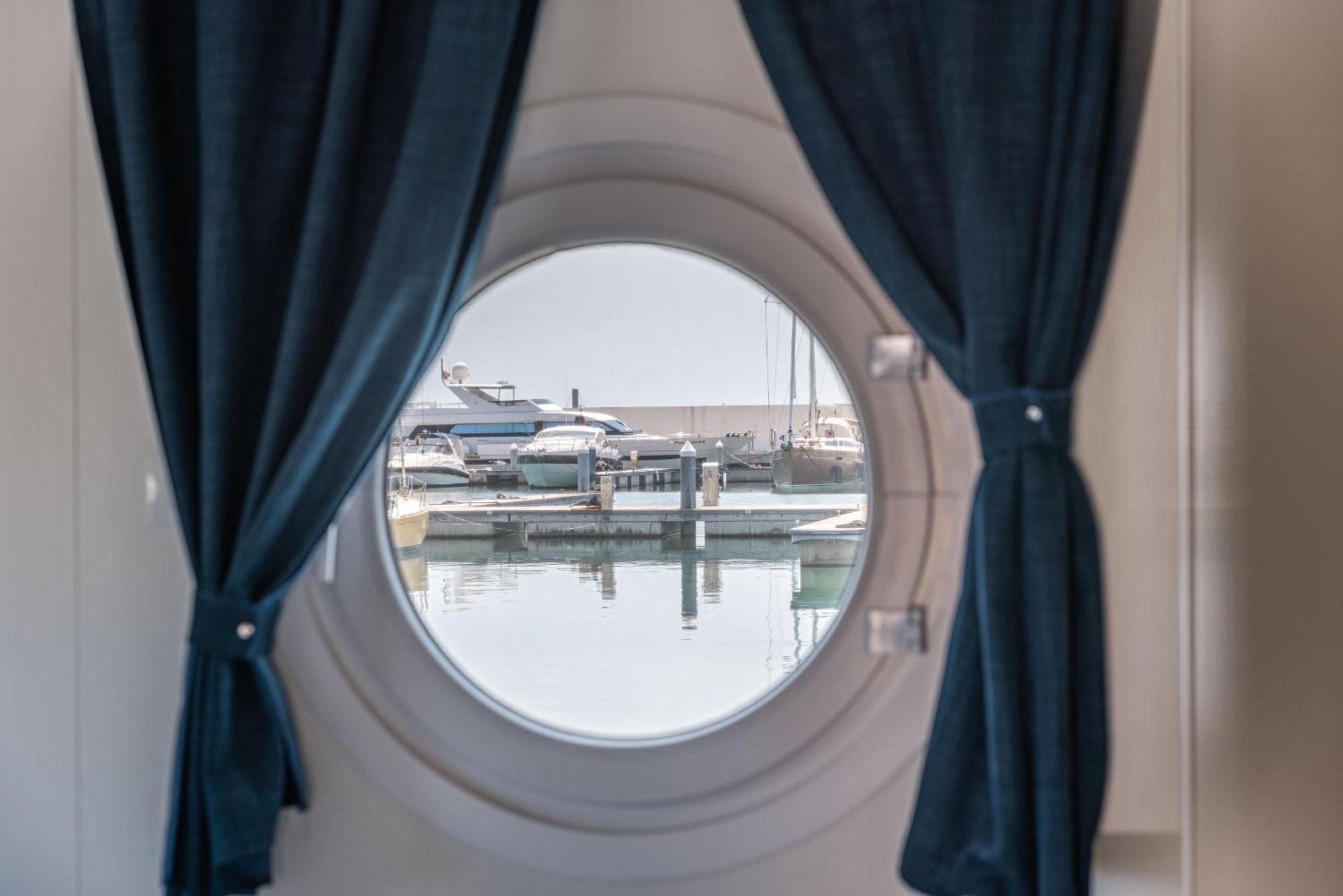 Marina Del Gargano Houseboat Hotel มันเฟรโดเนีย ภายนอก รูปภาพ