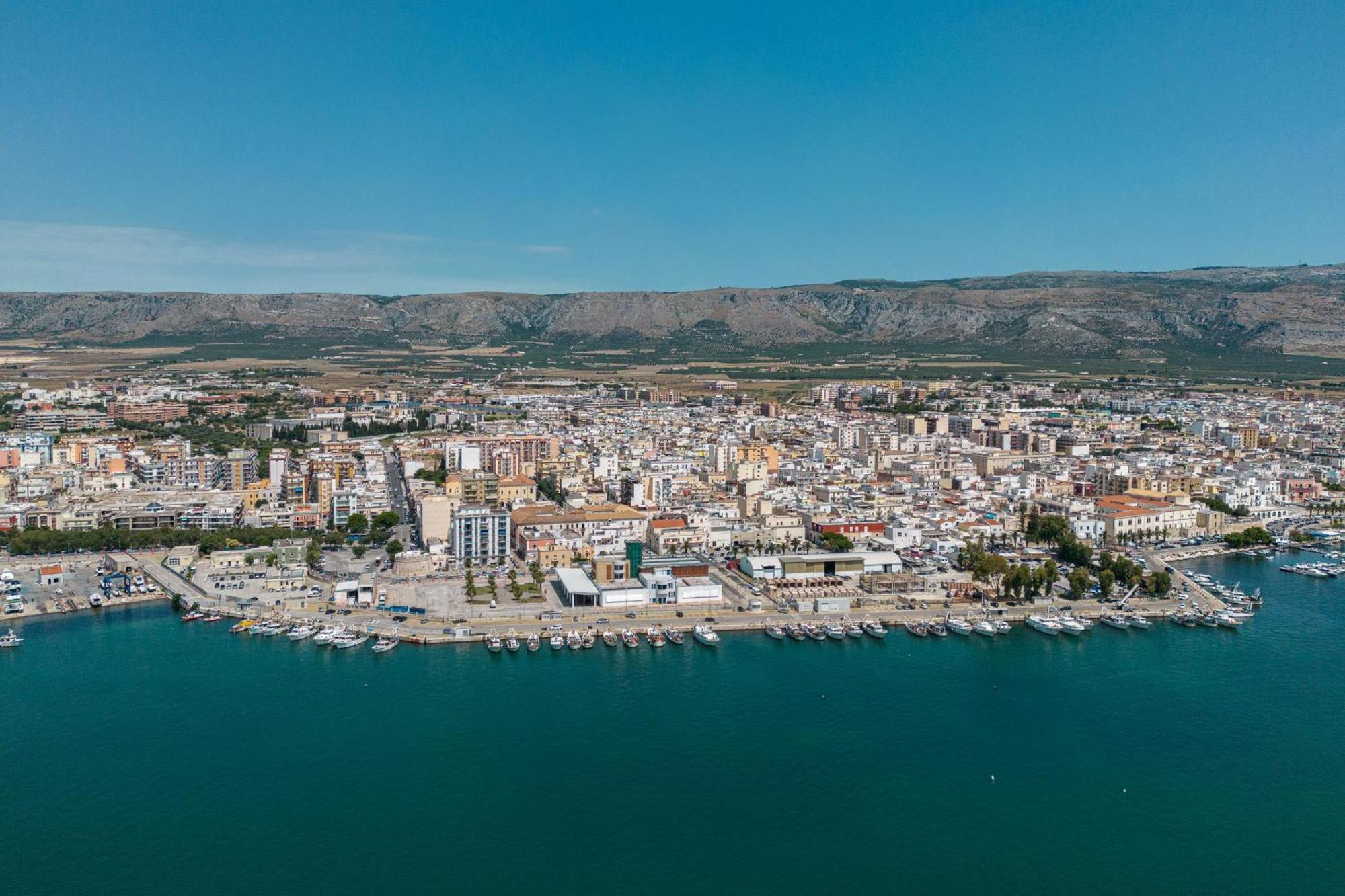 Marina Del Gargano Houseboat Hotel มันเฟรโดเนีย ภายนอก รูปภาพ