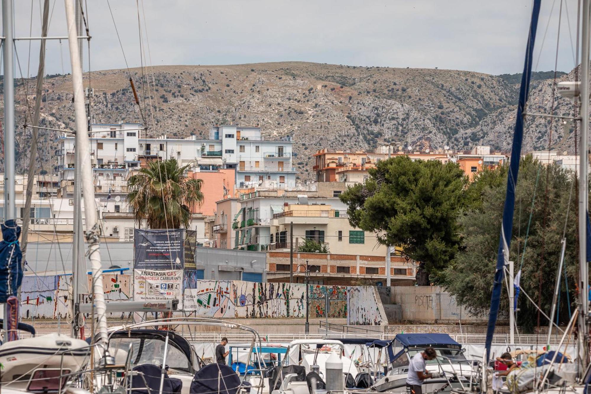 Marina Del Gargano Houseboat Hotel มันเฟรโดเนีย ภายนอก รูปภาพ
