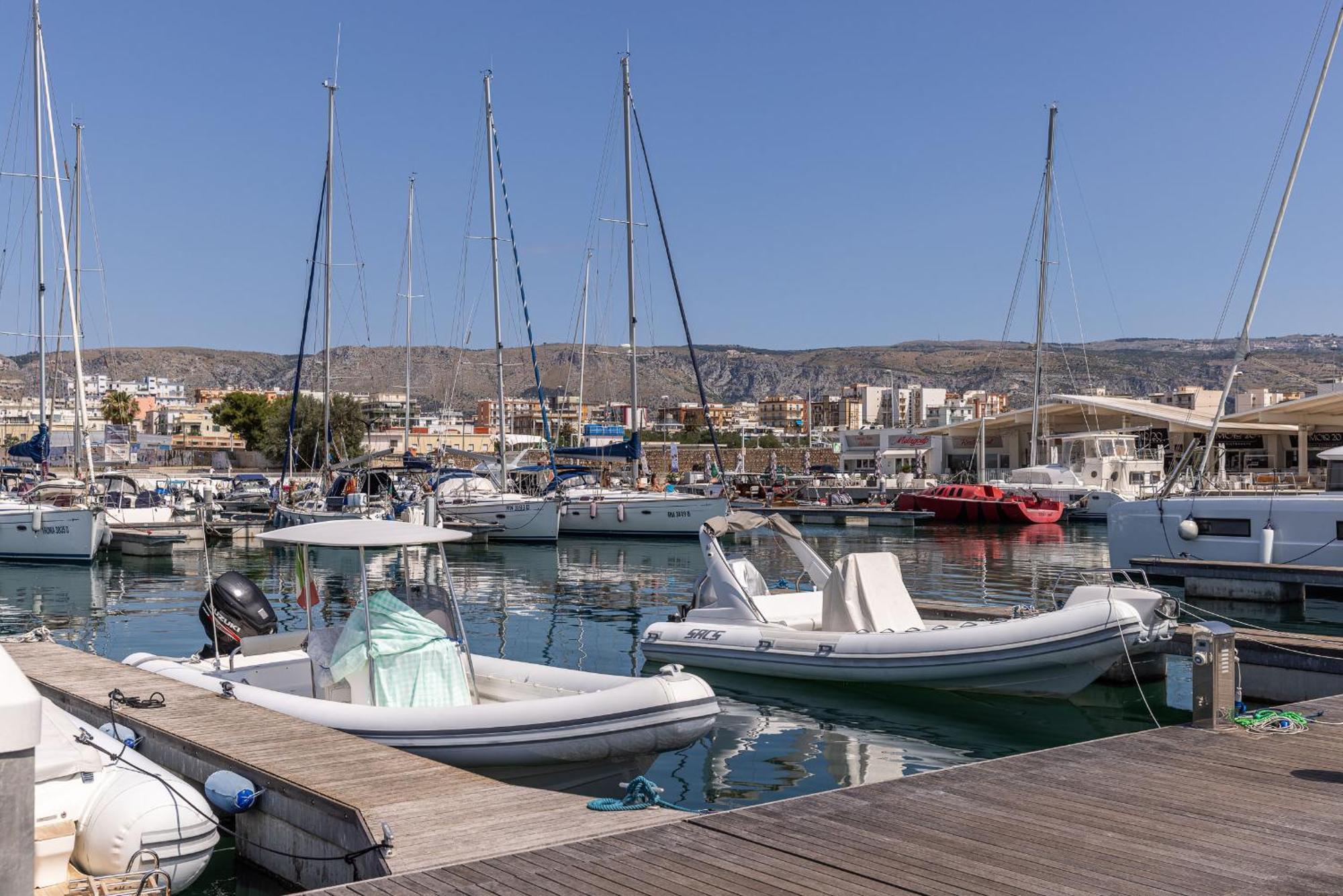 Marina Del Gargano Houseboat Hotel มันเฟรโดเนีย ภายนอก รูปภาพ
